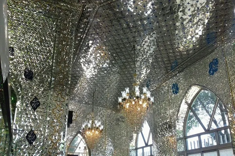 رونمایی از آیینه‌کاری آستان امامزاده عبدالله در فومن