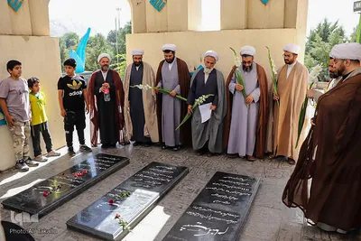 غبار روبی گلزارشهداء همزمان باآغاز هفته دفاع مقدس در ملایر‎