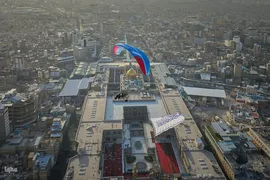 اهتزاز پرچم ولایت بر فراز حرم حضرت علی (ع)