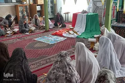 اعتکاف جوانان ملایر در مساجد در مراسم معنوی اعتکاف‎‎