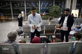 بدرقه‌ای با شاخه گل غدیر