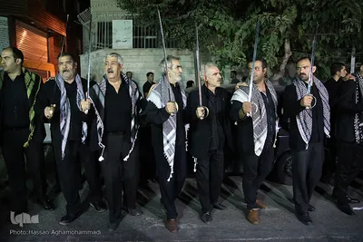 دسته عزاداری شاه حسین گویان در میدان منیریه 