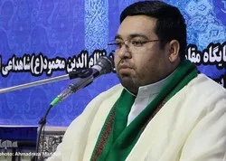 Rezitation des Koran durch einen iranischen Koranrezitator im heiligen Schrein Imam Ali (AS)