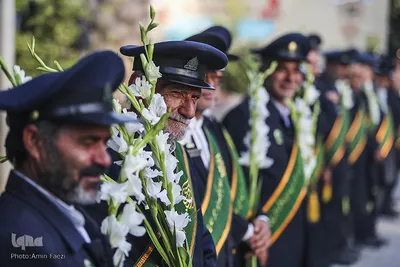 گلباران قبور شهداي دفاع مقدس توسط خادمان حرم شاهچراغ(ع) شيراز