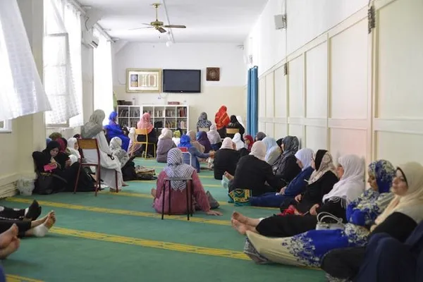 مسلمات فرنسا تضغطن نحو المشاركة في صنع القرار الإسلامي