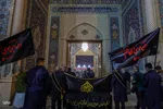 آیین لاله‌گردانی خدام حرم شاهچراغ(ع) در رثای شهادت امام رضا(ع)
