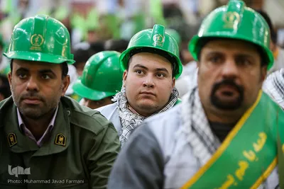 کارگران بسیجی در مراسم تجدید میثاق با آرمانهای امام راحل در حرم بنیانگذار کبیر انقلاب اسلامی