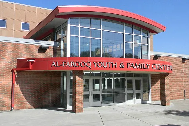 Pembacaan Al-Quran dalam Pertemuan Masyarakat di Depan Masjid Minnesota