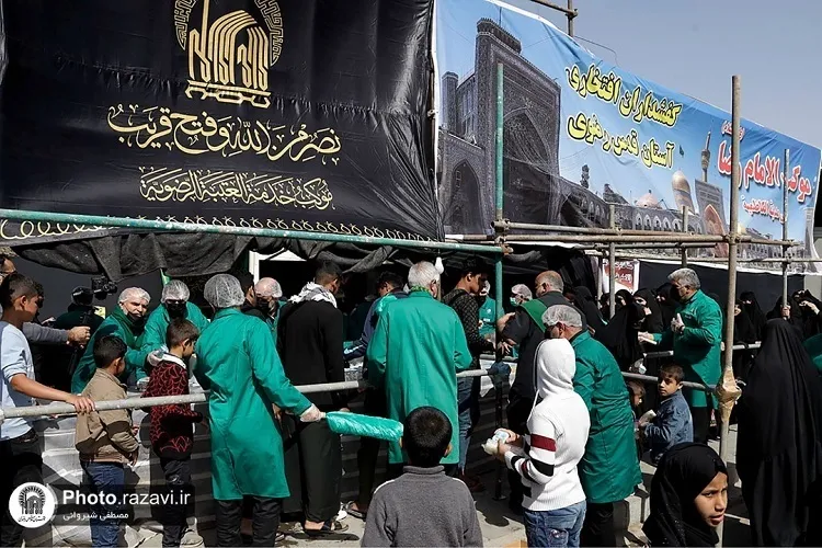 1,000 Volunteers from Mashhad Shrine Provide Services to Arbaeen Pilgrims in Iraq