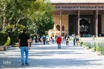 بازدید مسافران نوروزی از کاخ چهلستون اصفهان