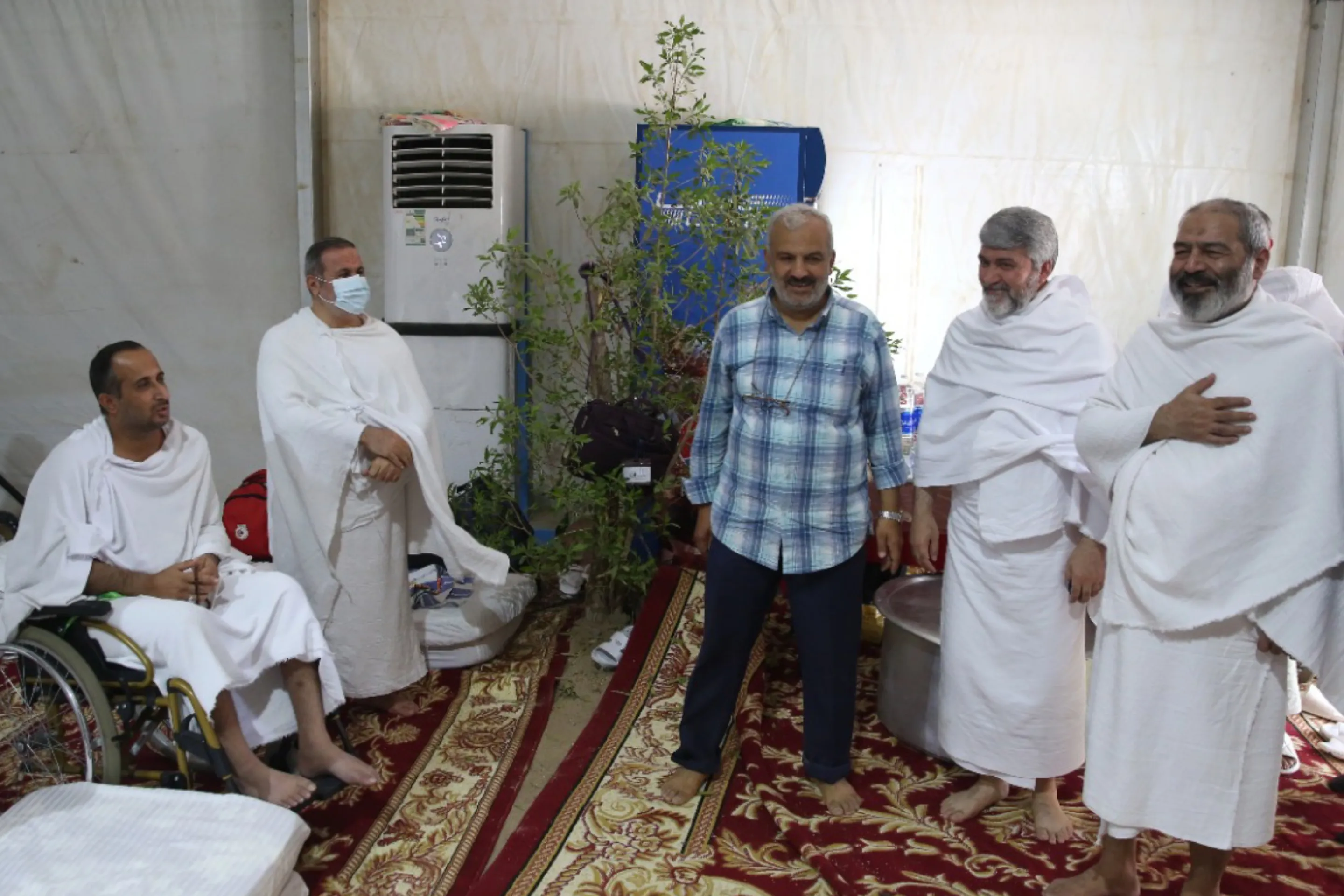 حجت‌الاسلام والمسلمین نوا‌ب در عرفات به دیدار جانبازان رفت