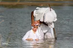 مراسم غسل تعمید منداییان در کنار رودخانه کارون