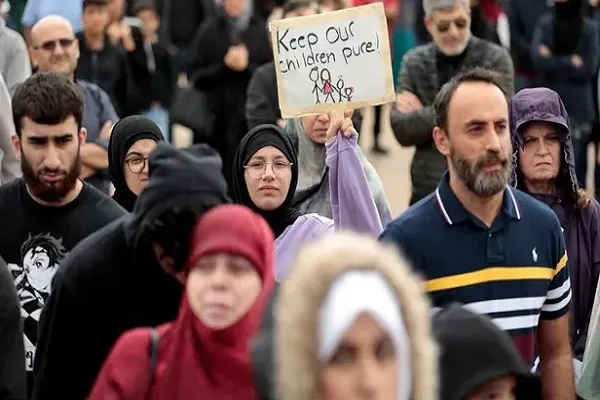 Umat ​​Islam dan Kristian Michigan berkempen mengharamkan buku teks tidak bermoral