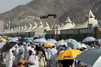 عزیمت هزاران زائر به سرزمین منا با پای پیاده