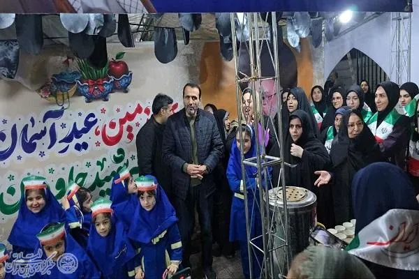 اجتماع شبانه دانش‌آموزان دختر بابلسر به یاد شهدای دانش‌آموز مینابی