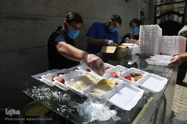 توزیع ۲۰۰۰پرس غذای گرم میان خانواده های محروم و حاشیه نشین تهران و ورامین توسط موسسه خیریه شهدای مدافع حرم استان تهران