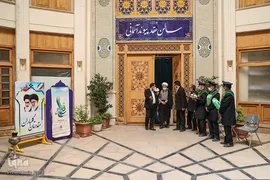 هدیه خادمان حرم شاهچراغ به زوج ها در روز ازدواج