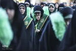 اهتزاز پرچم عزا بر فراز گنبد فيروزه‌اي آستان شاهچراغ(ع)
