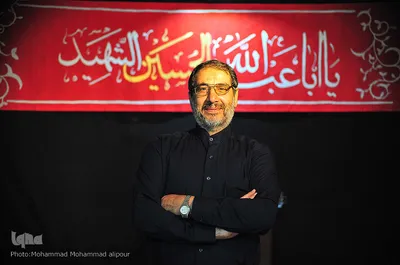 رحمان فلاحی، 60 ساله، بازنشسته آموزش و پرورش. 6 ساله بوده که پایش به روضه‌های امام حسین باز شد. می‌گویم: امام حسین، می‌گوید: روح عالم هستی.