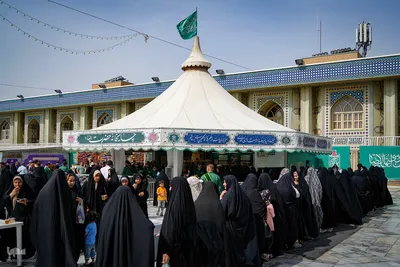 خادمی رزمندگان لشکر‌۱۴ امام حسین(ع) اصفهان در چایخانه حضرت رضا(ع)