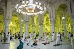 La Grande Mosquée de La Mecque accueille à nouveau des fidèles pour des prières quotidiennes