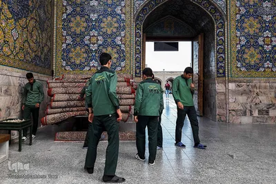 سه شیفت کاری برای این خادمان جوان تعریف شده که مقارن با زمان اقامه نماز است.