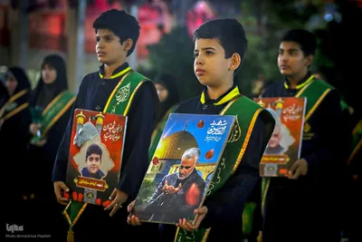 آیین لاله‌گردانی خدام حرم شاهچراغ(ع) در رثای شهادت امام رضا(ع)