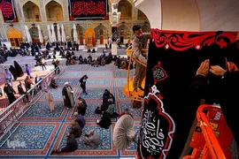 نصب کتیبه ها و پرچمهای عزا به مناسبت شهادت حضرت صدیقه طاهره (علیهاالسلام ) در حرم مطهر حضرت امیرالمومنین (علیه السلام)