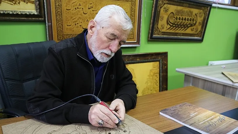 Türkiyəli oyma ustası Quranı ağac üzərinə yazdı