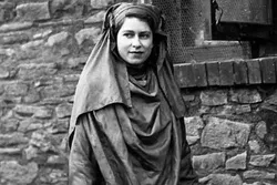 Kraliça Yelizavetanın “hicablı” şəkilləri yayıldı