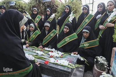 گلباران قبور شهداي دفاع مقدس توسط خادمان حرم شاهچراغ(ع) شيراز