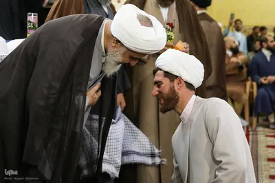 عمامه گذاری طلاب در روز میلاد امام حسین(ع)