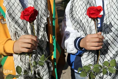 ادای احترام نوجوانان بسیجی به مقام والای شهدای گمنام در بهشت زهرای تهران
