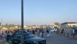 کابل سے نکلنے کے لیے طیارے میں لٹکے 3 افراد ٹیک آف کے بعد زمین پر گر گئے