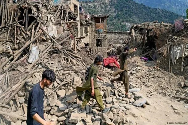 Siete muertos y 150 heridos deja potente terremoto en Afganistán