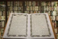 زوّار معرض طهران الدولی للقرآن في ايران یکتبون المصحف