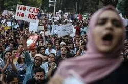 دہلی میں متنازع قانون کیخلاف احتجاج، پولیس اہلکار سمیت 4 افراد ہلاک