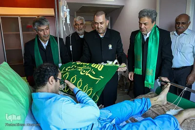 عیادت از بیماران توسط خادمین حرم امام رضا (ع)