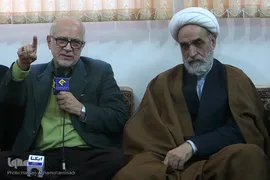 حضور جمعی از جامعه قرآنی در منزل مرحوم استاد عباس رنجبر، پیشکسوت قرآنی