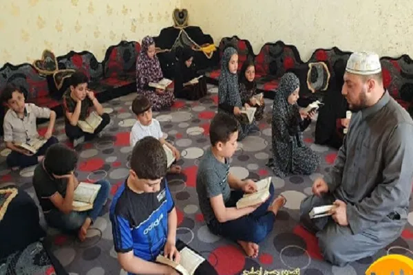 غزة.. أغلقت المساجد ففتح منزله لتحفيظ القرآن