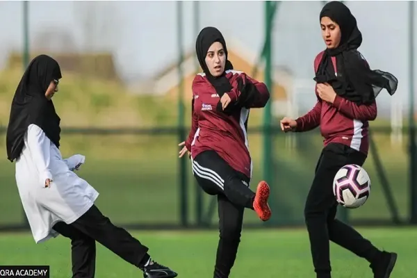 İngiltərədə hicablı futbolçu qızların uğuru