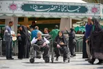 خادمی رزمندگان لشکر‌۱۴ امام حسین(ع) اصفهان در چایخانه حضرت رضا(ع)