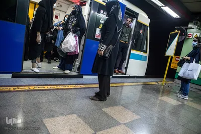 مترو ۱۵خرداد خانمی که به علت ماسک نزدن یک مسافر، مانع حرکت قطار شده است. این خانم خاطره تلخی از ابتلا یکی از بستگانش به کرونا را دارد.