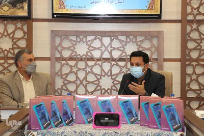 اهدای تبلت به دانش آموزان خراسان جنوبی