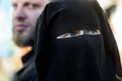 Un comité de l'OCI critique la Suisse pour l’interdiction de la burqa
