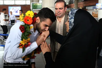 بازگشت یونس شاهمرادی، قهرمان مسابقات بین‌المللی قرآن و اذان «عطر الکلام» عربستان به ایران