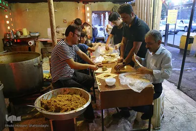 توزیع افطاری ساده در خیابان های قم