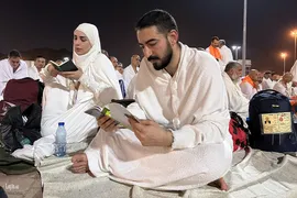 وقوف زائران بیت‌الله‌الحرام در سرزمین مشعرالحرام