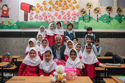 عکس یادگاری به همراه دانش آموزان پیش دبستانی