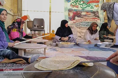 پخت نان سنتی صلواتی در حرم شاهچراغ(ع)‎‎